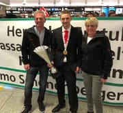 Kevin Räbsamen wurde bei seiner Ankunft im Flughafen Zürich vom ganzen Team der Remo Schönenberger AG empfangen. Auf dem Bild wird er von Roger Kläger (links) und Andrea Kläger flankiert. (Bild: PD)