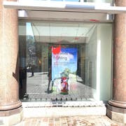 Auch die UBS-Filiale wurde von einer Farbbombe getroffen. (Bild: Alexandra Pavlovic)