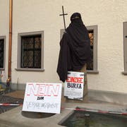 Die Juso und die Jungen Grünen St.Gallen haben die Statue des Heiligen Otmar verhüllt. (Quelle: Juso St. Gallen)