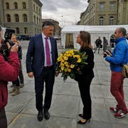Sprachen sich gestern nach der verlorenen Wahl auf dem Berner Bundesplatz Trost zu: die Zentralschweizer Kandidaten Hans Wicki und Heidi Z’graggen. (Bild: Niels Jost)