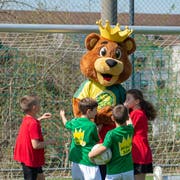 Paul, das neue Maskottchen des SC Brühl, hat erster Auftritte bei den jüngsten Junioren bereits hinter sich. (Bild: PD/Kurt Frischknecht)