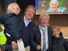 «Für mich ein ganz spezielles Erinnerungsfoto», schreibt Maya Steinberger zu diesem Bild. Emil mit Sohn Philipp und den Enkeln Sebastian und Maximilian (Bild: Maya Steinberger, Luzern, 29. April 2019)