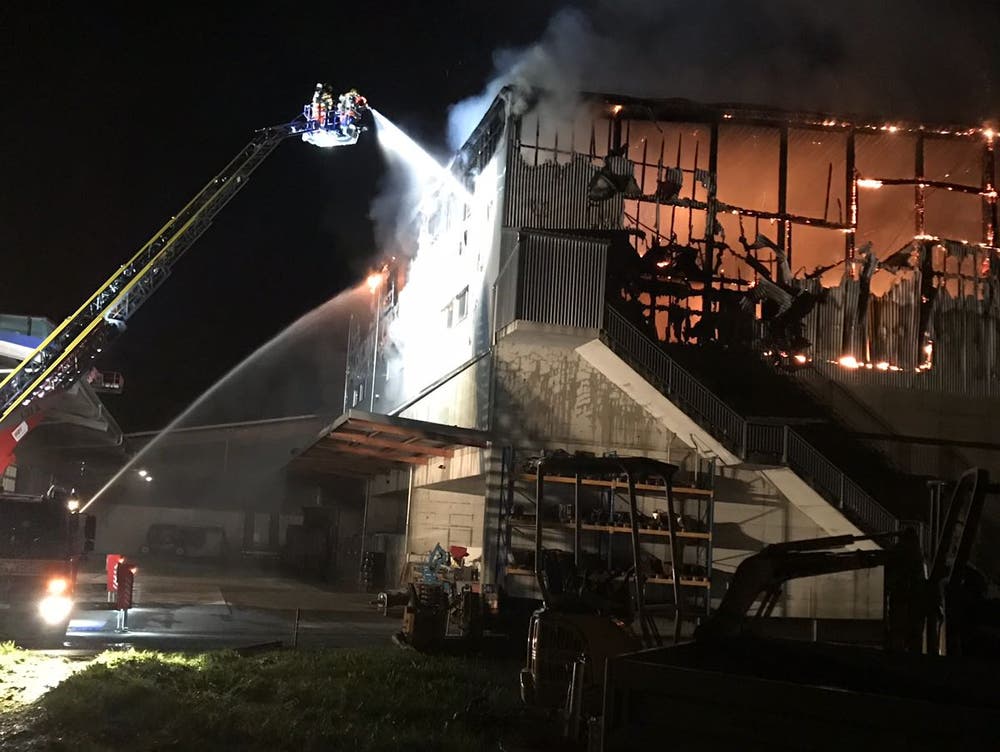Die Feuerwehr bekämpft den Brand mit einer Drehleiter (Bild: Leserreporter)