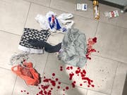 Bluttropfen auf der Toilette zeugen vom Vorfall in der Shopping-Arena. (Bild: Leserbild)