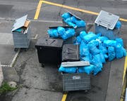 Abfallberge am Kehrichtabfuhrtag vor dem Haus. (Bild: pd)