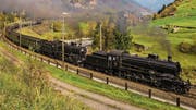 Die Doppeldampftraktion C 5/6 in voller Fahrt auf der Gotthardnordrampe bei Wassen Richtung Süden. | Bild: Justin Meckmann (21. Oktober 2017)