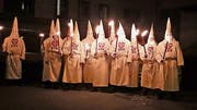 Mit einem Fackelzug marschierten die zwölf Ku-Klux-Klan-Darsteller...
