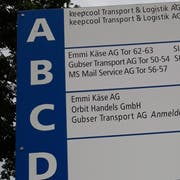 Tafel beim Industriepark an der Industriestrasse 135 in Gossau. Die Gubser Transport AG geht in Konkurs. (Bild: Johannes Wey)