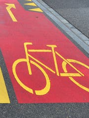 Hier durch: eine Boden-Velomarkierung in Arbon. (Bild: Max Eichenberger)