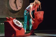 Lola (Julia Häberli) verspricht ihrer Freundin Manni am Telefon Hilfe. (Bild: PD)