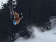 Besucher des Snowparks überbieten sich mit waghalsigen Sprüngen. (Bild: PD)