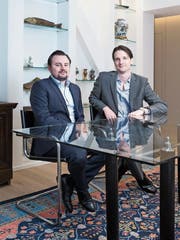 Felix Beck (links) und Jens Linsi in den neu renovierten Büros der Krieger & Linsi AG im Luzerner Hotel Monopol. Nach fünf Jahren übergibt Linsi die Geschäftsleitung an Beck. (Bild: Manuela Jans-Koch, 1. März 2019)