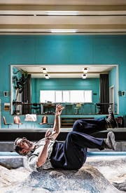 Auf der Suche nach Glück und Harmonie: Marc Bodnar im Erdreich. (Bild: Tanja Dorendorf)