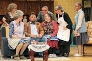 Der Kommissar (Marcel Wider) wird von den alternden Frauen in der Pension umschwärmt. Im Hintergrund der chaotische Hilfskommissar (Georg Moser). (Bild: Vreny Schwegler (Stansstad, 22. Oktober 2018)