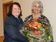 Präsidentin Doris Massaro dankt Vermittlerin Daniela Bisig-Karlen für ihr langjähriges Engagement. (Bild: PD)