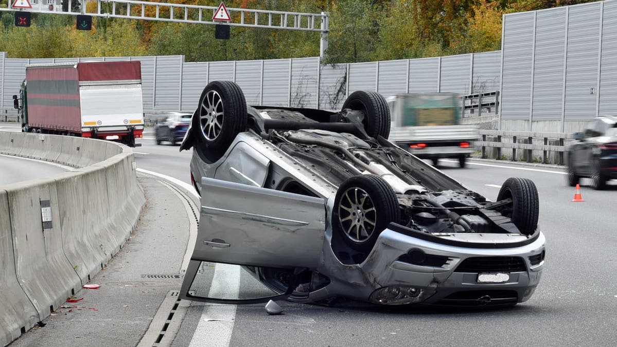 Auto landet nach Unfall mit Lastwagen auf A2 auf dem Dach