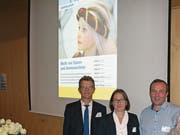 Geschenkübergabe an Thomas Bisotto, Redaktor Pfarreiblatt Kanton Zürich, von Donato Fisch, Redaktor Pfarreiblatt Obwalden, und Monika Küchler, Pfarreisekretärin Sarnen. (Bilder: Primus Camenzind (10. November 2018))
