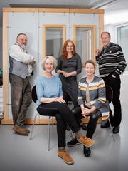 Sie lesen Hörbücher für Blinde ein: Raphael Burri, Heinke Hartmann, Michela Gösken, Marianne Weber und Bodo Krumwiede (von links) vor der Sprecherkabine. (Bild: Urs Bucher (Kreuzlingen, 10.April 2019))