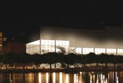 Visualisierung bei Nacht: So könnte das neue Luzerner Theater bei einem Neubau dereinst aussehen. (Bild: PD)