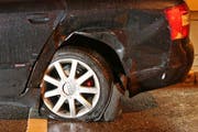Die Schäden an einem der am Strassenrand parkierten, von der jungen Frau gerammten Autos.