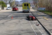 Die Unfallstelle vom Karfreitag mit dem totalbeschädigten Töff. (Bild: Stadtpolizei St.Gallen - 19. April 2019)