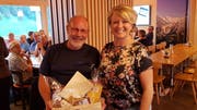 Der Geehrte Roli Burch mit Präsidentin Bärbi Zumbrunn. (Bild: PD)
