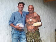Sepp Amstutz (links) und Gölä mit frischem Käse auf der Alp. (Bild: pd)