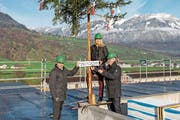 Beat Mettler (links), Christiane Leister und Bruno von Wyl von der Leister AG auf dem Dach des Rohbaus in Sarnen. (Bild: PD)