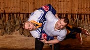 Hockeyprofi Jesse Zgraggen wird von Schwinger Christian Schuler problemlos in die Höhe gehievt. (Bild: Pius Koller)