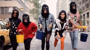 Die Künstlerinnen der Guerilla Girls kämpfen schon lange für Gleichberechtigung in der Kunst. (Bild: Tate Films)