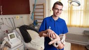 Hendrik Rogner posiert mit einem Beckenmodell für den Fotografen. Dieses zeigt, wie Kinder geboren werden. (Bild: Alex Spichale)