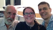 Die Planeten-Entdecker Mayor und Queloz posieren 2015 im Naturhistorischen Museum in Genf für ein Selfie mit der Physik-Journalistin Hanna Wick.