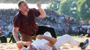 Ein Gentleman im Sägemehl. Christian Stucki (l.) sagt: «Wir sollten Ehrgeiz nicht mit Egoismus verwechseln.» (Bild: KEYSTONE)