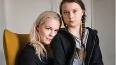Ihre erste Krise war nur familienintern, ihre zweite Krise betrifft die ganze Erde: Greta Thunberg mit ihrer Mutter Malena Ernman. (Bild: KEYSTONE)