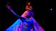 Louise Schaap (vorne) und Cornelia Hanselmann spielen in «Mampf!» ein buntes Lehrstück über Freundschaft und die Grenzenlosigkeit der Träumereien. Bild: zvg