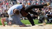 Defensivkünstler David Schmid (unten) befreit sich immer wieder aus schier aussichtslosen Situationen: Das erlebte Armon Orlik am Eidgenössichen 2016. (Bild: KEYSTONE)