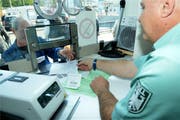 2018 stempelten die deutschen Zöllner im Grenzgebiet zur Schweiz 15 Millionen grüne Zettel ab. Bald könnten es nur noch wenige sein. (Bild: Nicole Nars-Zimmer niz)