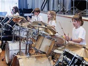 Diese Mädchen spielen gemeinsam ein Stück auf ihren Schlagzeugen. (Bild: PD)