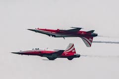 Zwei Northrop F-5E Tiger II bei einem Manöver während des Trainings. (Bild: Boris Bürgisser, Emmen, 12. April 2019)