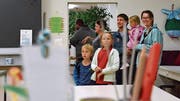 Kleine und grosse Besucher staunten über die sanierten Schulräumlichkeiten.(Bild: Christoph Heer)