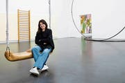 Pendelt aus Zürich: Alexandra Blättler auf der «Giant Swing 2» der Schweizer Künstlerin Claudia Comte. (Bild: Philipp Schmidli, Luzern, 11. April 2019)
