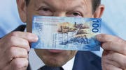 Das grosse geldpolitische Thema: Negativzinsen. Wie schädlich sind sie? Was bedeuten sie für Kleinsparer? Ist Bargeld wie die neue 100er-Note im Banksafe bald günstiger als auf dem Konto? (Bild: KEY)