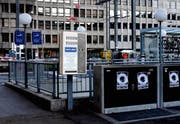 Der Spritzenautomat der Stiftung Suchthilfe auf dem Bahnhofplatz befindet sich neu östlich neben dem Rathaus. (Bild: PD)