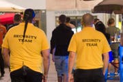 Sicherheitsleute vor Clubs oder in Ausgehmeilen (wie in diesem Themenbild) haben oft einen schwierigen Job zu erledigen. (Bild: Urs Jaudas)
