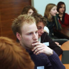 Elfte Jugendsession im Saal des St.Galler Kantonsrates. Rund vierzig junge Leute diskutieren über Wohlstandsprobleme, Einbürgerung und Wege zur Friedensunterstützung. (Bild: Archiv «St.Galler Tagblatt» - 17. Januar 2004)