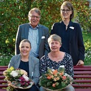 Mit Blumen ausgestattet: das neue Vorstandsmitglied Rebecca Baumgartner mit ihrer Vorgängerin Katrin Müller. Hinten: Spitex-Präsident Edwin Bosshard und Geschäftsführerin Gabriela Brauchli. (Bild: Mathias Frei)