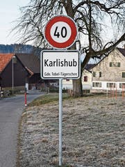 Die 40er-Tafeln vor Karlishub bleiben noch einige Tage stehen. (Bild: Roman Scherrer)
