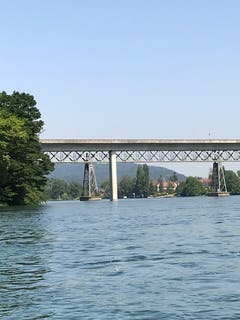 Die zwei Brücken (Auto und Eisenbahn) über den Rhein verbinden Wagenhausen und Hemishofen. (Bild: Samuel Koch)
