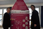 Simela Müller (links) und Beatrice Straub vom Regionalen Didaktischen Zentrum (RDZ) in Wattwil präsentieren eine der Stationen aus dem Lernparcours «Mein Körper gehört mir». (Bild: Anina Rütsche)