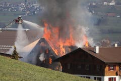 Das alte Bauernhaus steht in Flammen. (Leserbild: Xaver Husmann)